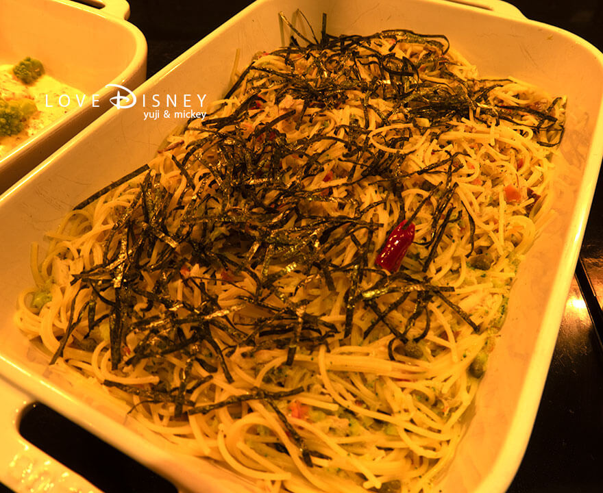 ディズニーアンバサダーホテル、シェフ・ミッキー、イヤーエンド&ニューイヤースペシャルディナーブッフェ、温かい料理(パスタ鯖とブロッコリーのアーリオ・オーリオ)