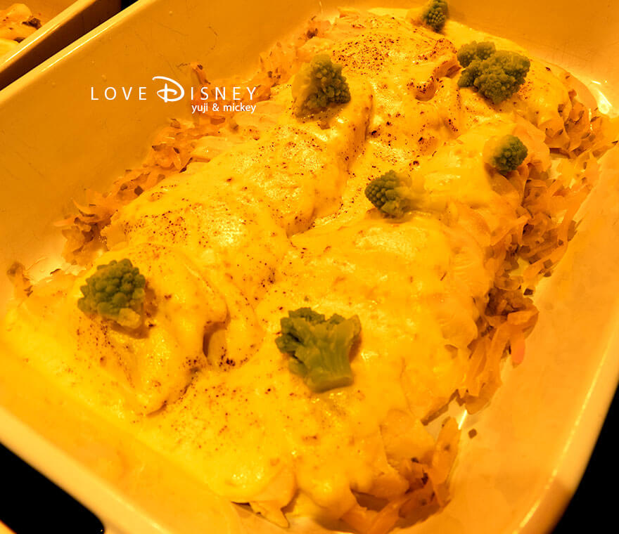 ディズニーアンバサダーホテル、シェフ・ミッキー、イヤーエンド&ニューイヤースペシャルディナーブッフェ、温かい料理(国産鶏むね肉の低温ローストモルネーソース)