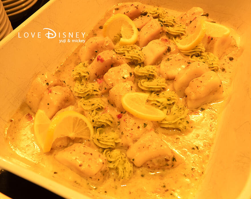 ディズニーアンバサダーホテル、シェフ・ミッキー、イヤーエンド&ニューイヤースペシャルディナーブッフェ、温かい料理(白身魚とシュリンプムースのスチームトマトとキノコのデュグレレ風 )