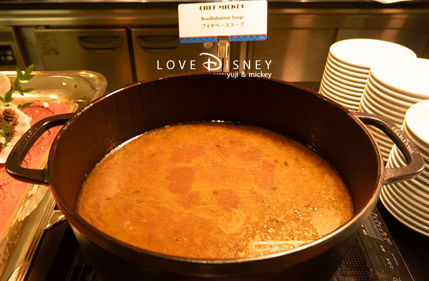ディズニーアンバサダーホテル、シェフ・ミッキー、イヤーエンド&ニューイヤースペシャルディナーブッフェ、温かい料理(ブイヤベースソース)
