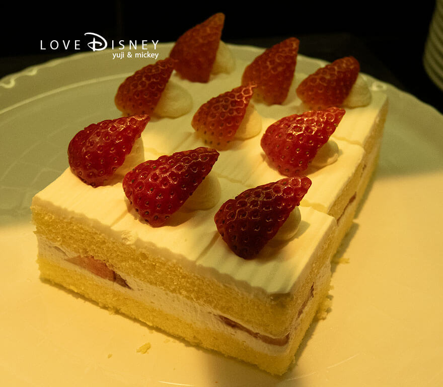 ディズニーアンバサダーホテル、シェフ・ミッキー、イヤーエンド&ニューイヤースペシャルディナーブッフェ、デザート(ストロベリーショートケーキ)