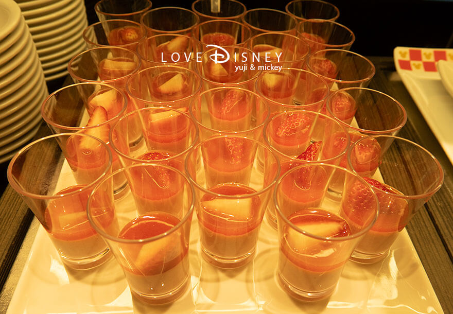 ディズニーアンバサダーホテル、シェフ・ミッキー、イヤーエンド&ニューイヤースペシャルディナーブッフェ、デザート(ストロベリームース)