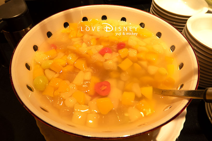 ディズニーアンバサダーホテル、シェフ・ミッキー、イヤーエンド&ニューイヤースペシャルディナーブッフェ、デザート(マチェドニア)