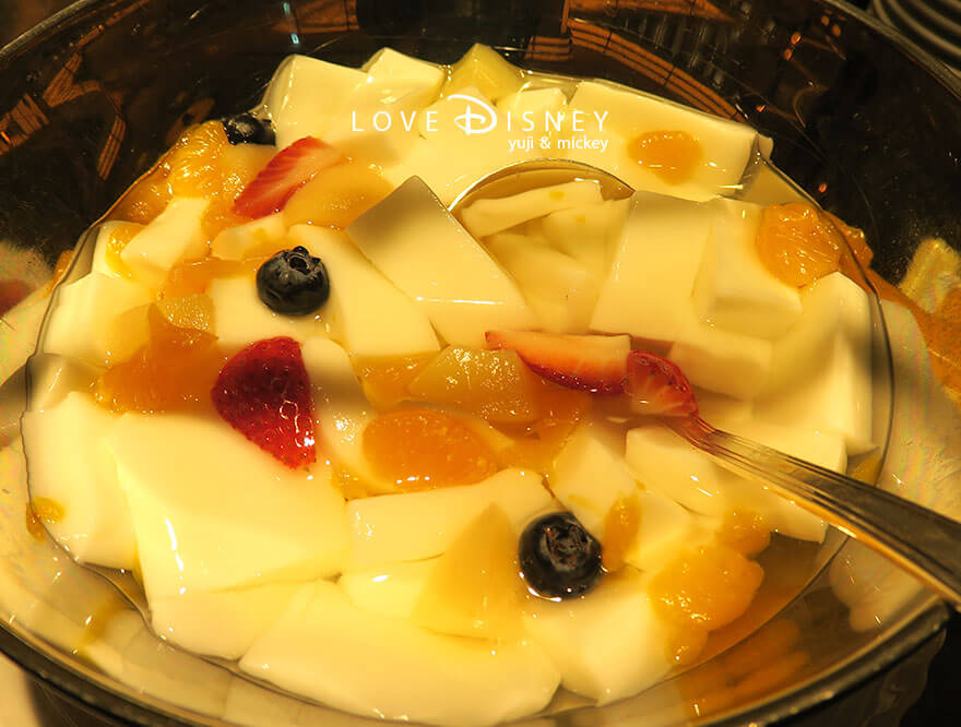ディズニーアンバサダーホテル、シェフ・ミッキー、イヤーエンド&ニューイヤースペシャルディナーブッフェ、デザート(杏仁豆腐とフルーツ)