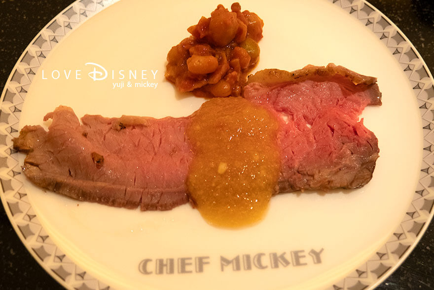 ディズニーアンバサダーホテル、シェフ・ミッキー、イヤーエンド＆ニューイヤースペシャルディナーブッフェ、温かい料理（ローストビーフプレート）