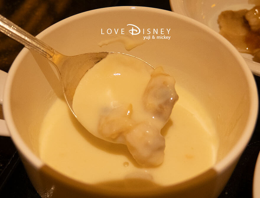 ディズニーアンバサダーホテル、シェフ・ミッキー、イヤーエンド&ニューイヤースペシャルディナーブッフェ、温かい料理(ボストンクラムチャウダー)