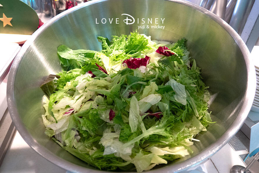 東京ディズニーシー・ホテルミラコスタ、オチェーアノ、イヤーエンド＆ニューイヤーブッフェ、冷たい料理（グリーンサラダ）