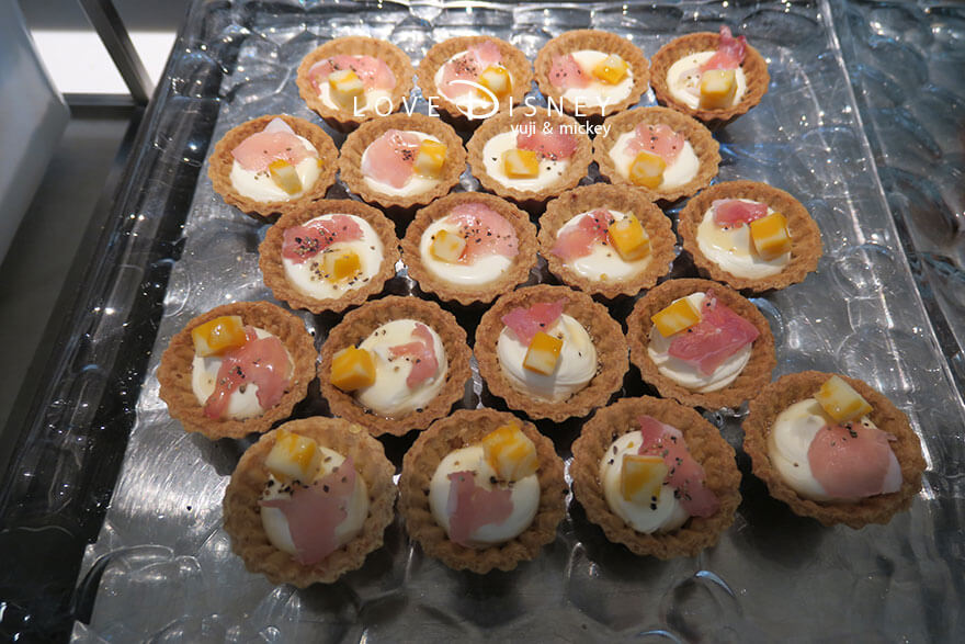 東京ディズニーシー・ホテルミラコスタ、オチェーアノ、イヤーエンド&ニューイヤーブッフェ、冷たい料理(チーズタルト生ハム添え)