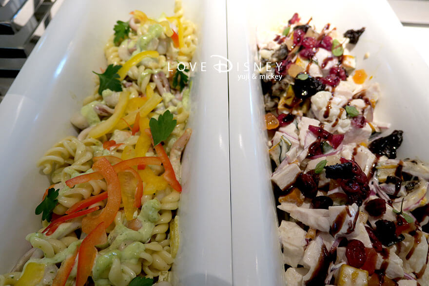 東京ディズニーシー・ホテルミラコスタ、オチェーアノ、イヤーエンド&ニューイヤーブッフェ、冷たい料理(シーフードパスタサラダ/チキンとドライフルーツのサラダ)