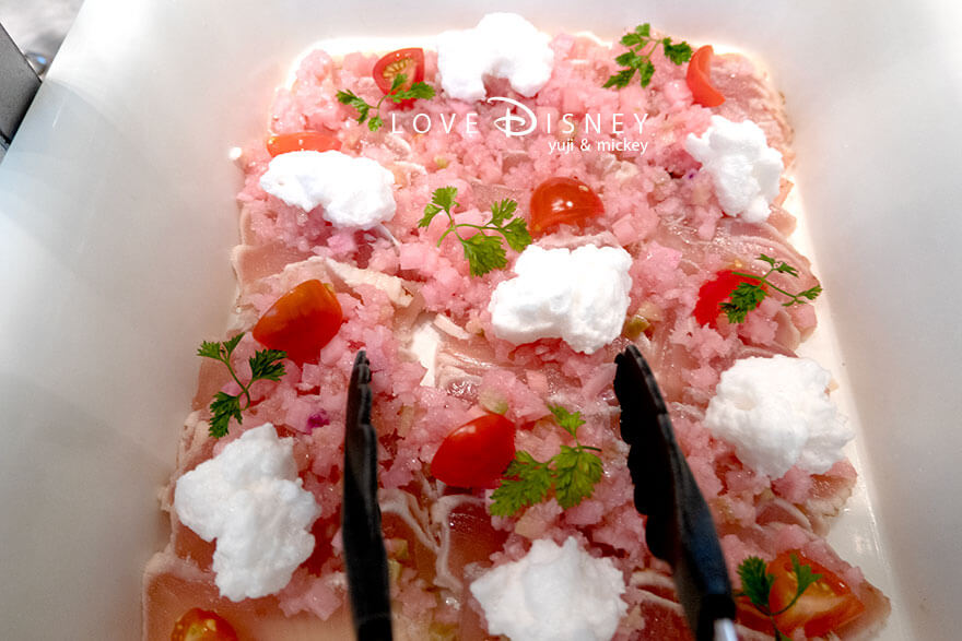 東京ディズニーシー・ホテルミラコスタ、オチェーアノ、イヤーエンド&ニューイヤーブッフェ、冷たい料理(マグロのカルパッチョ 根菜のサルサ)