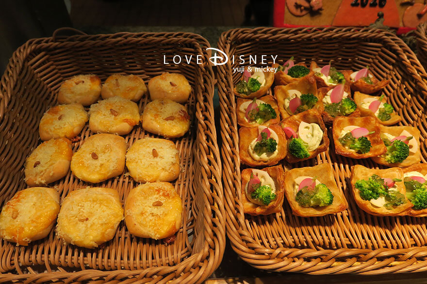 東京ディズニーシー・ホテルミラコスタ、オチェーアノ、イヤーエンド&ニューイヤーブッフェ、パン(チーズブレッド/ベジタブルブレッド)