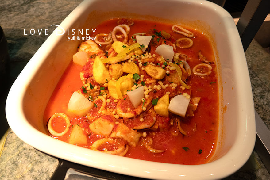 東京ディズニーシー・ホテルミラコスタ、オチェーアノ、イヤーエンド＆ニューイヤーブッフェ、温かい料理（鱈とイカのサフラントマト煮込み）