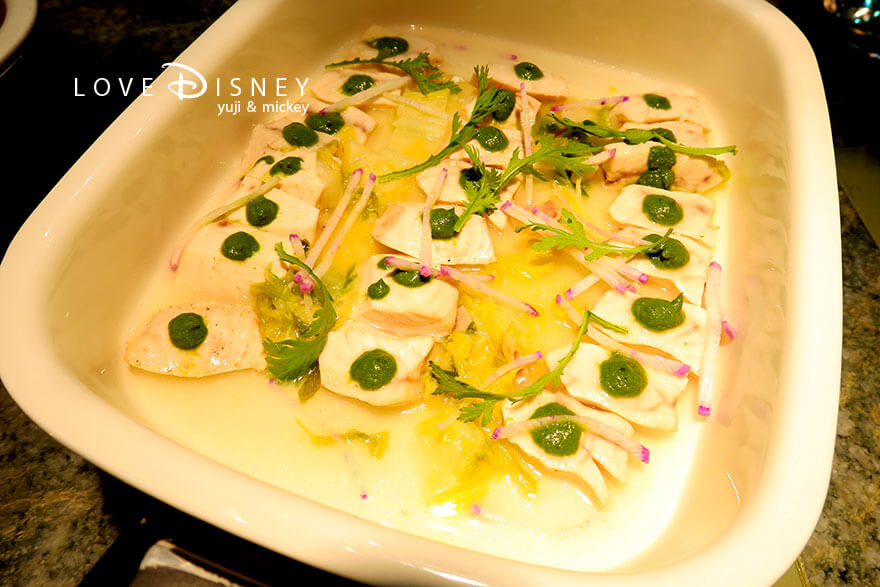 東京ディズニーシー・ホテルミラコスタ、オチェーアノ、イヤーエンド&ニューイヤーブッフェ、温かい料理(白身魚のスチーム春菊ジェノヴェーゼソース)