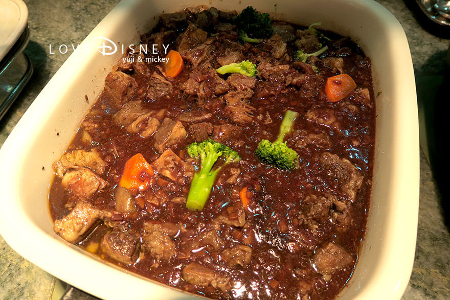 東京ディズニーシー・ホテルミラコスタ、オチェーアノ、イヤーエンド&ニューイヤーブッフェ、温かい料理(牛肉の赤ワイン煮込み)