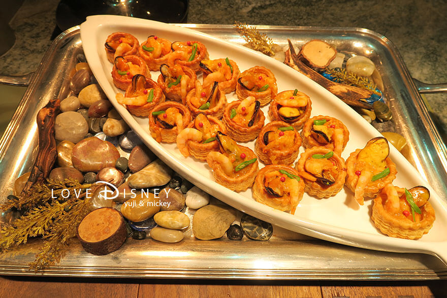 東京ディズニーシー・ホテルミラコスタ、オチェーアノ、イヤーエンド&ニューイヤーブッフェ、温かい料理(シーフードのヴォロヴァン)