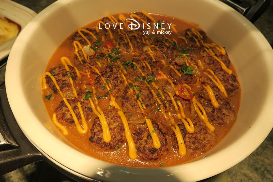 東京ディズニーシー・ホテルミラコスタ、オチェーアノ、イヤーエンド&ニューイヤーブッフェ、温かい料理(チーズハンバーグオニオンガーリックソース)