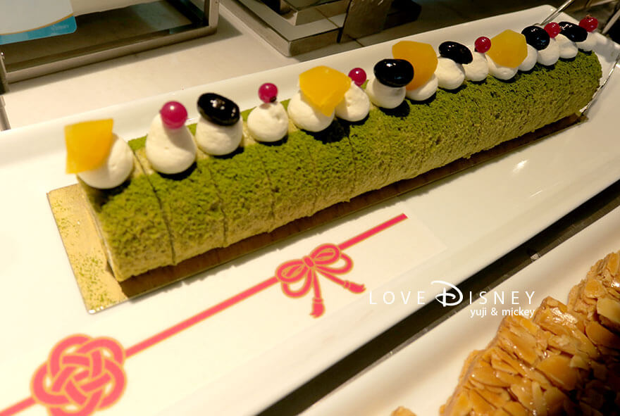 東京ディズニーシー・ホテルミラコスタ、オチェーアノ、イヤーエンド&ニューイヤーブッフェ、デザート(抹茶のロールケーキ)