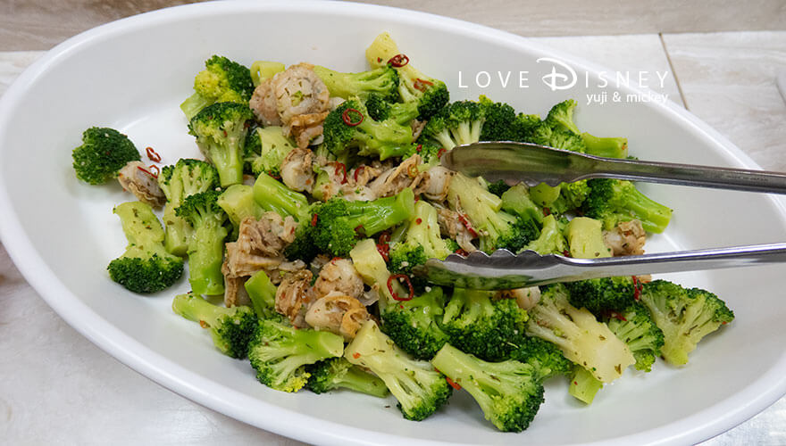 東京ディズニーランド、クリスタルパレス・レストラン、「ディズニー・パルパルーザ、ミニーのファンダーランド」冷たい料理(帆立貝とブロッコリーのガーリックオイルソース)