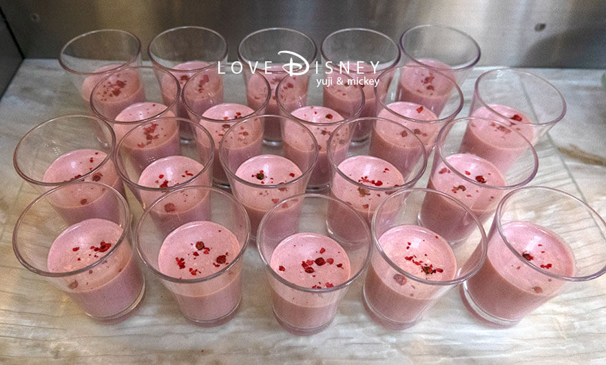 東京ディズニーランド、クリスタルパレス・レストラン、「ディズニー・パルパルーザ、ミニーのファンダーランド」冷たい料理(キノコとビーツのスープピンクペッパー添え)