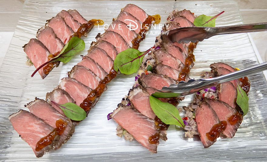 東京ディズニーランド、クリスタルパレス・レストラン、「ディズニー・パルパルーザ、ミニーのファンダーランド」冷たい料理(ビーフのサラダ)