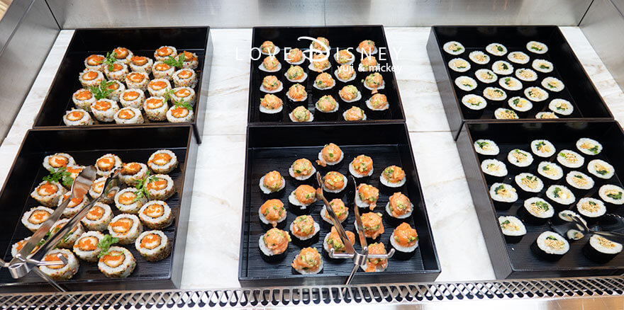 東京ディズニーランド、クリスタルパレス・レストラン、「ディズニー・パルパルーザ、ミニーのファンダーランド」冷たい料理（寿司ロール/サーモンの海苔巻き/キンパ）