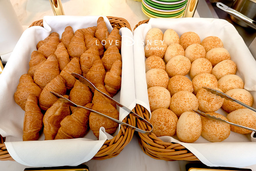 東京ディズニーランド、クリスタルパレス・レストラン、「ディズニー・パルパルーザ、ミニーのファンダーランド」パン（クロワッサン/チーズパン）
