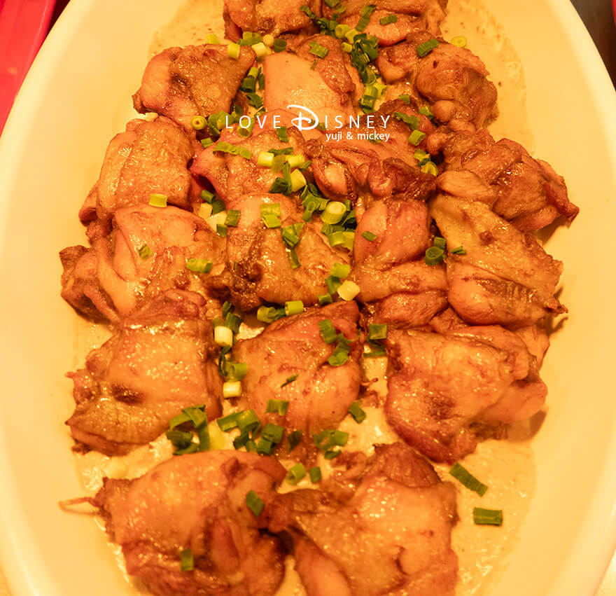 東京ディズニーランド、クリスタルパレス・レストラン、「ディズニー・パルパルーザ、ミニーのファンダーランド」温かい料理（バーボン風味のチキン）