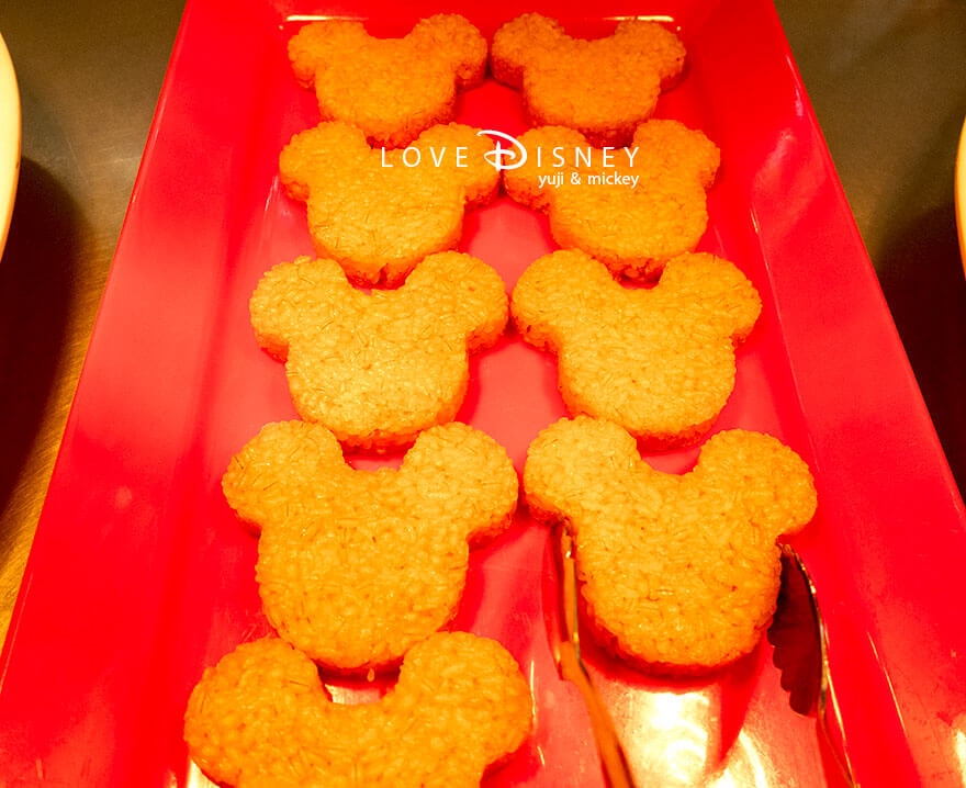 東京ディズニーランド、クリスタルパレス・レストラン、「ディズニー・パルパルーザ、ミニーのファンダーランド」温かい料理(ミッキーシェイプケチャップライス)