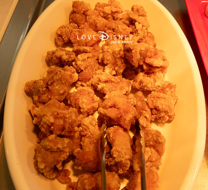 東京ディズニーランド、クリスタルパレス・レストラン、「ディズニー・パルパルーザ、ミニーのファンダーランド」温かい料理（鶏の唐揚げネギ塩ダレ）