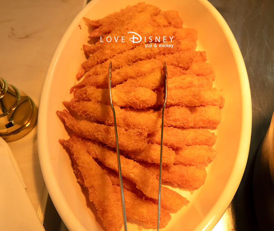 東京ディズニーランド、クリスタルパレス・レストラン、「ディズニー・パルパルーザ、ミニーのファンダーランド」温かい料理(海老フライ)