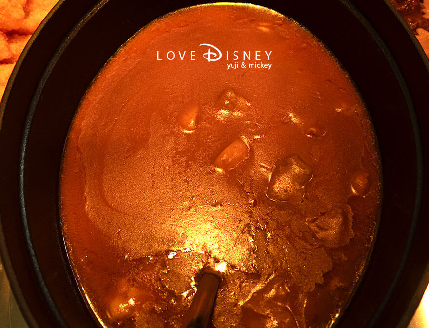 東京ディズニーランド、クリスタルパレス・レストラン、「ディズニー・パルパルーザ、ミニーのファンダーランド」温かい料理（チキンカレー）