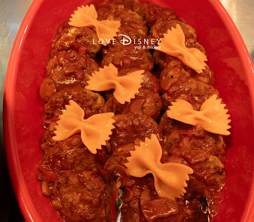 東京ディズニーランド、クリスタルパレス・レストラン、「ディズニー・パルパルーザ、ミニーのファンダーランド」温かい料理(ハンバーグ)