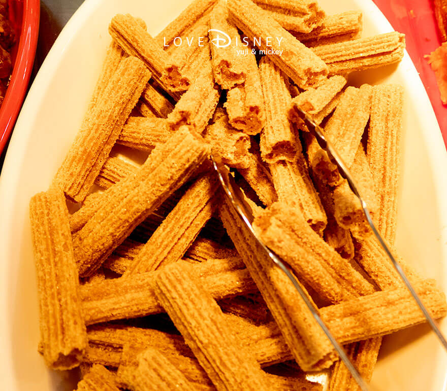 東京ディズニーランド、クリスタルパレス・レストラン、「ディズニー・パルパルーザ、ミニーのファンダーランド」温かい料理(ミッキーチュロス)