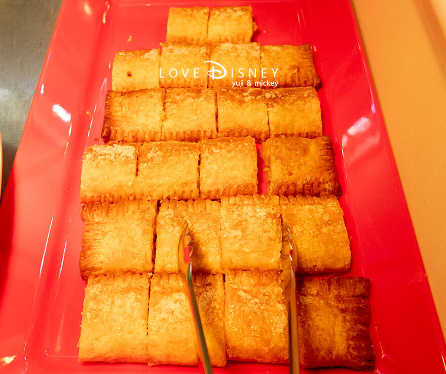 東京ディズニーランド、クリスタルパレス・レストラン、「ディズニー・パルパルーザ、ミニーのファンダーランド」温かい料理(カスタードアップルパイ)