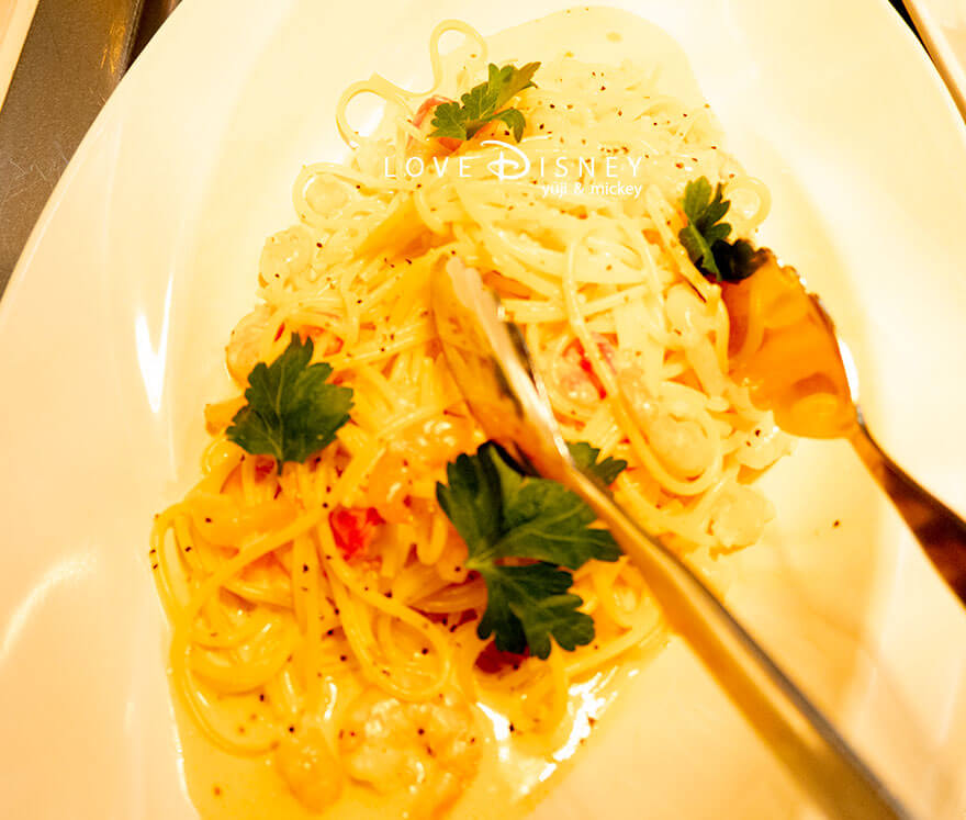 東京ディズニーランド、クリスタルパレス・レストラン、「ディズニー・パルパルーザ、ミニーのファンダーランド」温かい料理(海老とトマトのクリームパスタ)