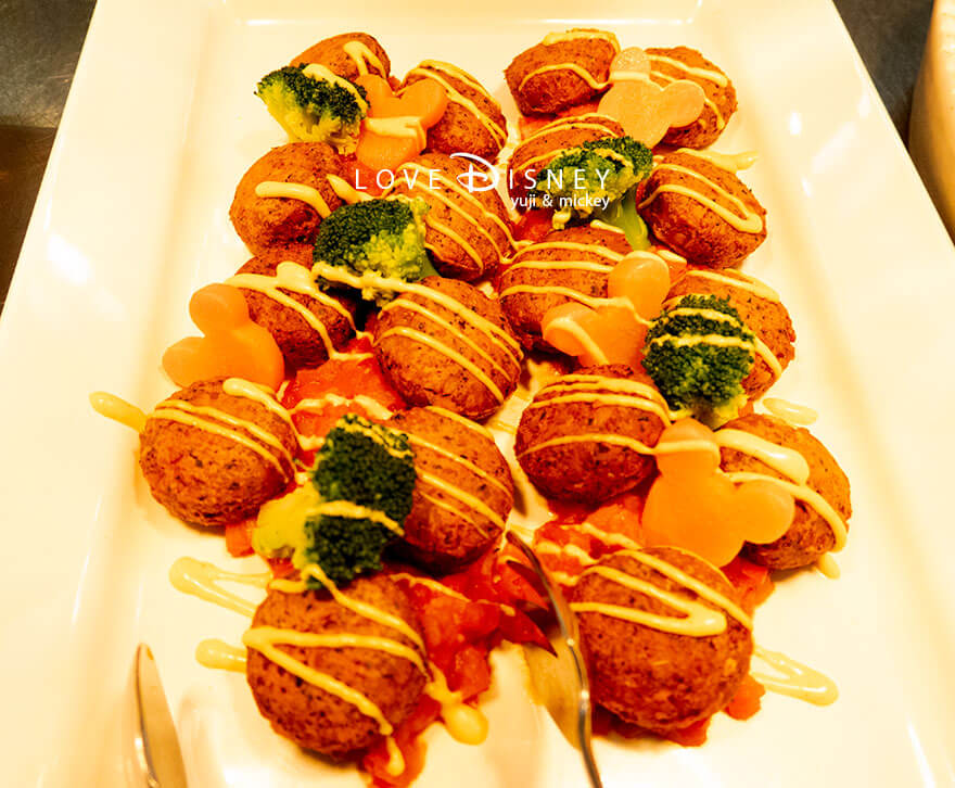 東京ディズニーランド、クリスタルパレス・レストラン、「ディズニー・パルパルーザ、ミニーのファンダーランド」温かい料理(ひよこ豆のコロッケトマトソース)