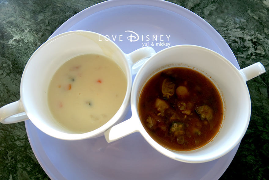 東京ディズニーランド、クリスタルパレス・レストラン、「ディズニー・パルパルーザ、ミニーのファンダーランド」温かい料理（チャーリー特製味噌クラムチャウダー）