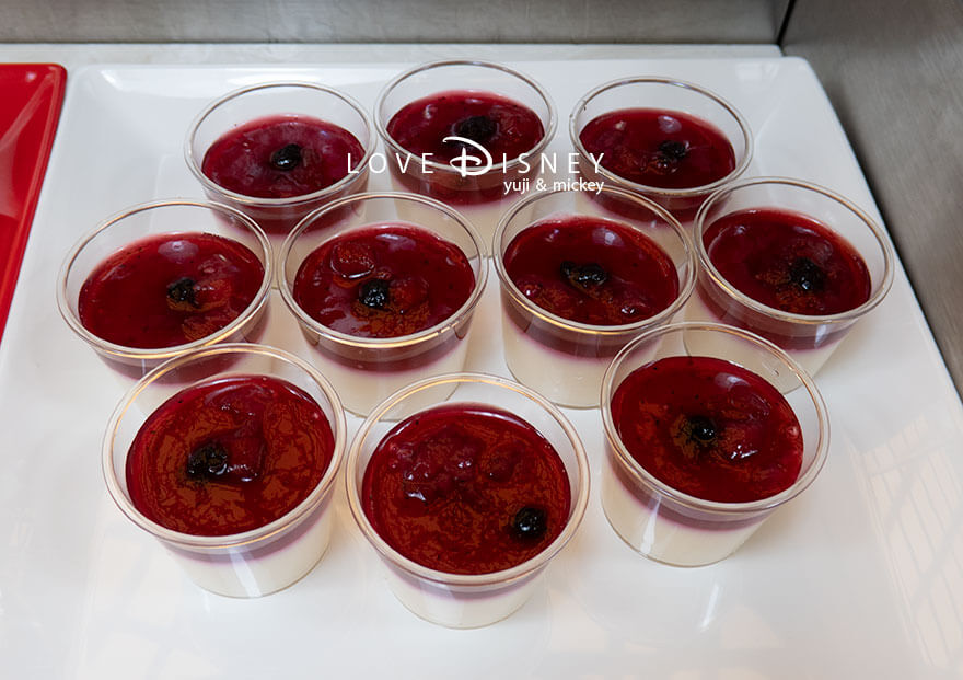 東京ディズニーランド、クリスタルパレス・レストラン、「ディズニー・パルパルーザ、ミニーのファンダーランド」デザート(豆乳とベリーのカップムース)