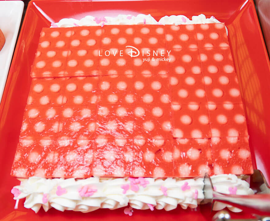 東京ディズニーランド、クリスタルパレス・レストラン、「ディズニー・パルパルーザ、ミニーのファンダーランド」デザート（ラズベリー＆バニラムースケーキ）