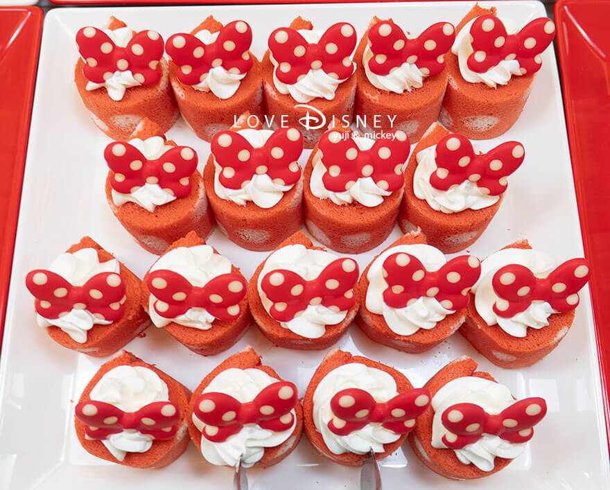 東京ディズニーランド、クリスタルパレス・レストラン、「ディズニー・パルパルーザ、ミニーのファンダーランド」デザート(ロールケーキ)