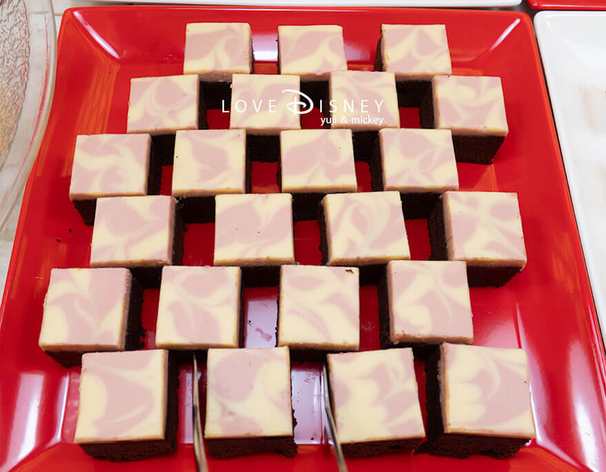 東京ディズニーランド、クリスタルパレス・レストラン、「ディズニー・パルパルーザ、ミニーのファンダーランド」デザート(ストロベリーチーズ・ブラウニー)