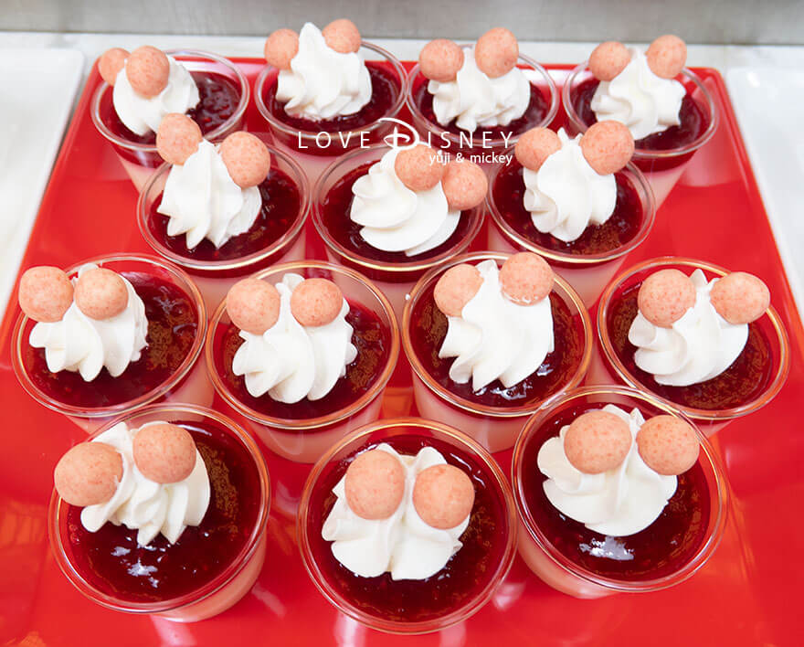 東京ディズニーランド、クリスタルパレス・レストラン、「ディズニー・パルパルーザ、ミニーのファンダーランド」デザート(フロマージュブランムース&ラズベリーソース)