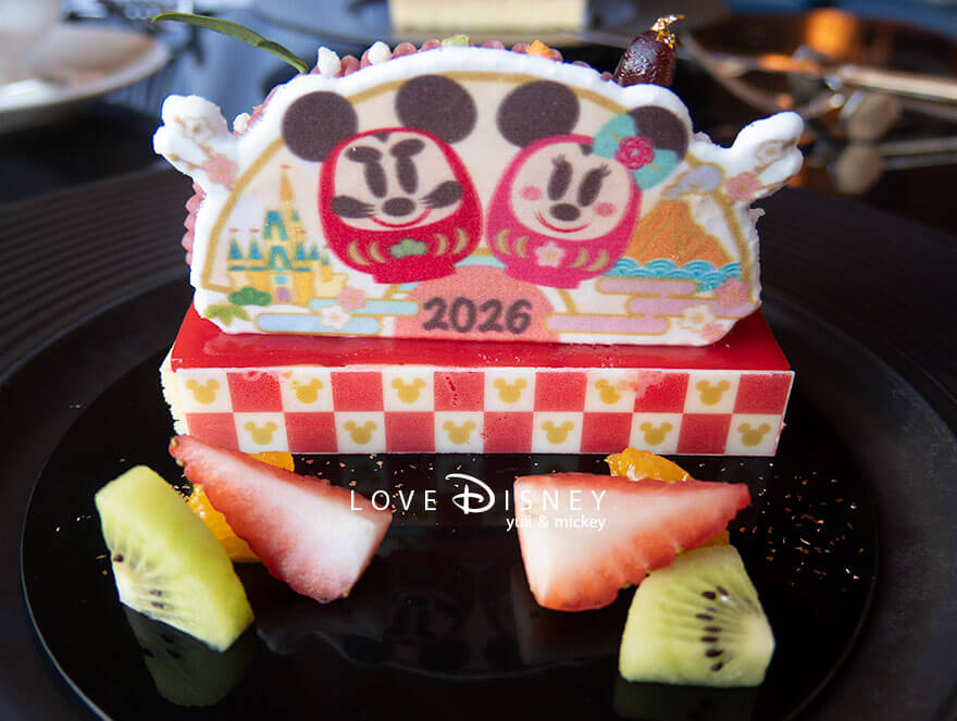 ディズニーアンバサダーホテル、ハイピリオン・ラウンジ、イヤーエンド＆ニューイヤーケーキセット（苺と柚子のケーキ）正面