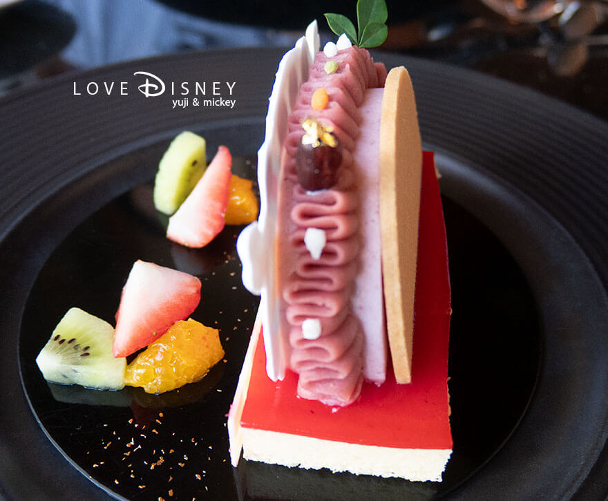 ディズニーアンバサダーホテル、ハイピリオン・ラウンジ、イヤーエンド＆ニューイヤーケーキセット（苺と柚子のケーキ）横