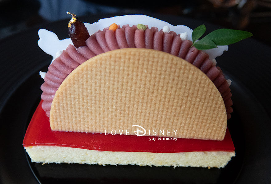 ディズニーアンバサダーホテル、ハイピリオン・ラウンジ、イヤーエンド＆ニューイヤーケーキセット（苺と柚子のケーキ）後ろ