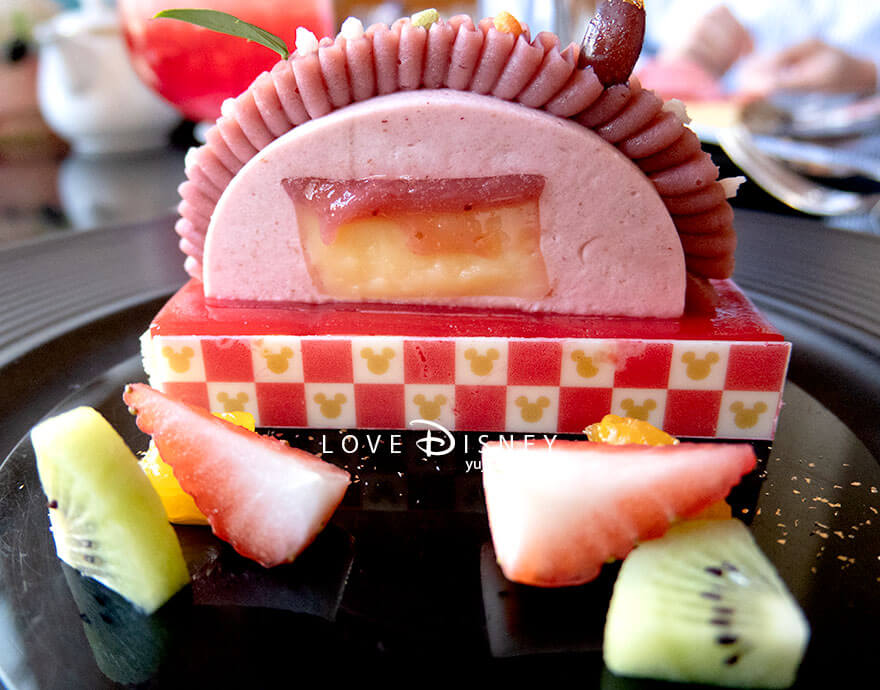 ディズニーアンバサダーホテル、ハイピリオン・ラウンジ、イヤーエンド＆ニューイヤーケーキセット（苺と柚子のケーキ）中身