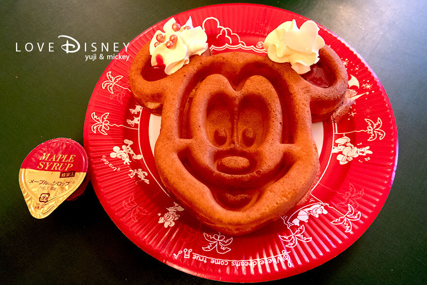 ディズニー・パルパルーザ、ミニーのファンダーランド、ミッキーワッフル、カスタードホイップとラズベリーピュレメイプルソース（メイプルソースをかける前）