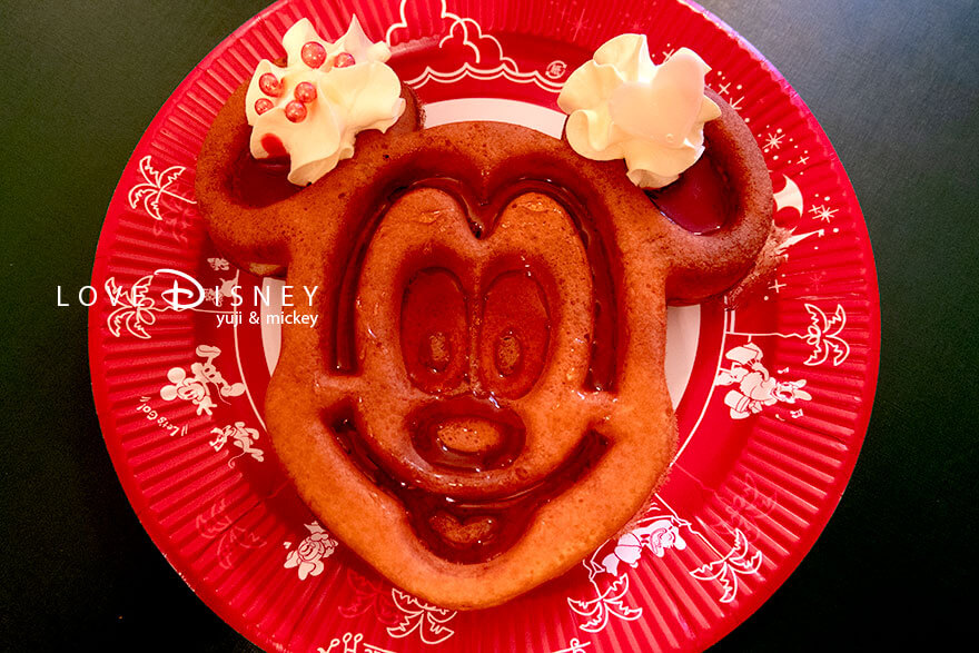 ディズニー・パルパルーザ、ミニーのファンダーランド、ミッキーワッフル、カスタードホイップとラズベリーピュレメイプルソース（メイプルソースをかけた後）