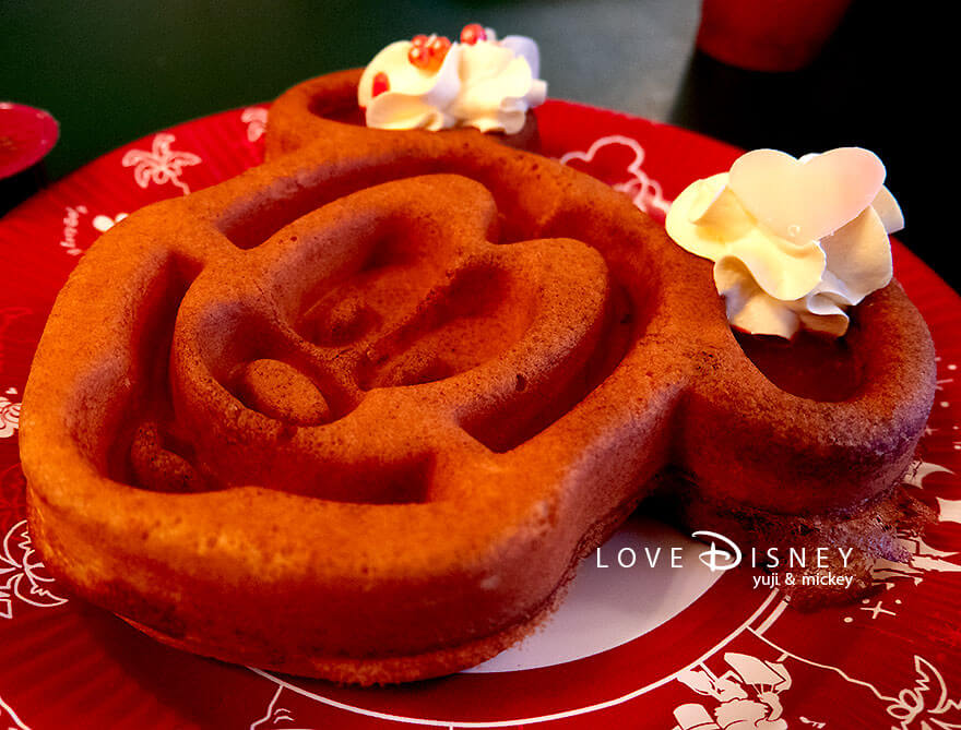 ディズニー・パルパルーザ、ミニーのファンダーランド、、ミッキーワッフル、カスタードホイップとラズベリーピュレメイプルソース（横）