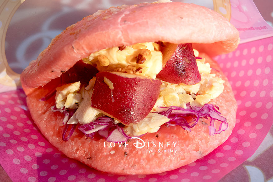 ディズニー・パルパルーザ、ミニーのファンダーランド、スペシャルサンド（サツマイモ、チキン、チーズクリーム、ナッツ）中身